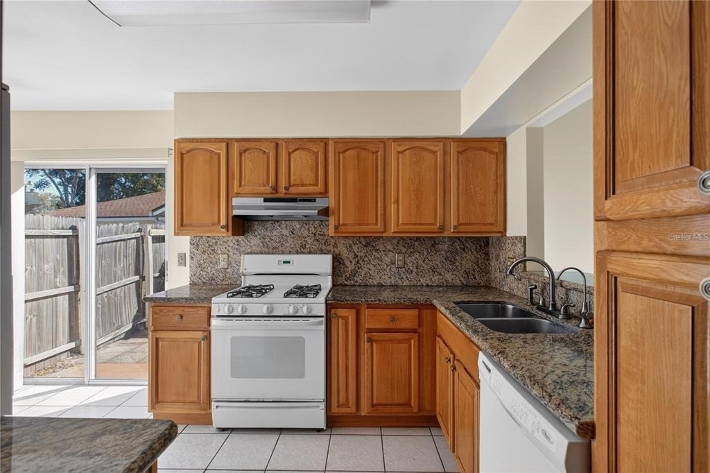 1049 Trowbridge Court - Photo 7