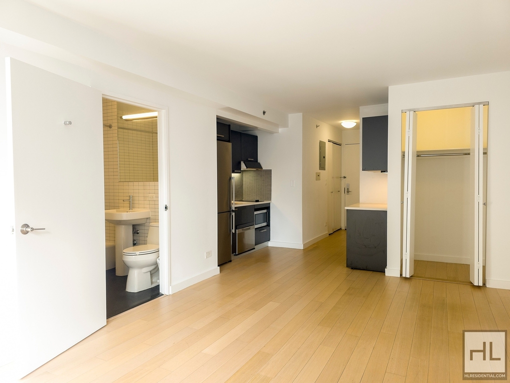East 39th Street - Photo 0