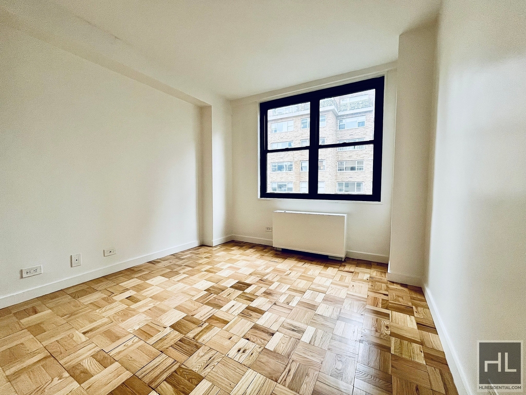 East 49 Street - Photo 0