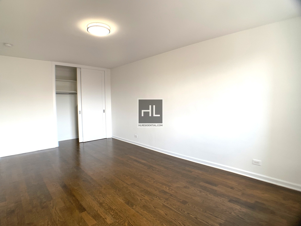 E 16 St - Photo 4