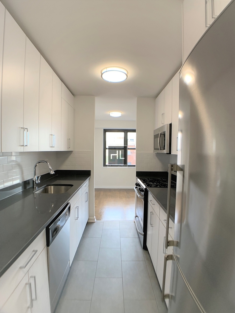 E 16 St - Photo 5