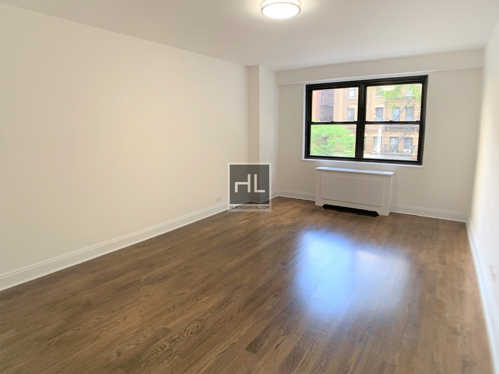 E 16 St - Photo 3