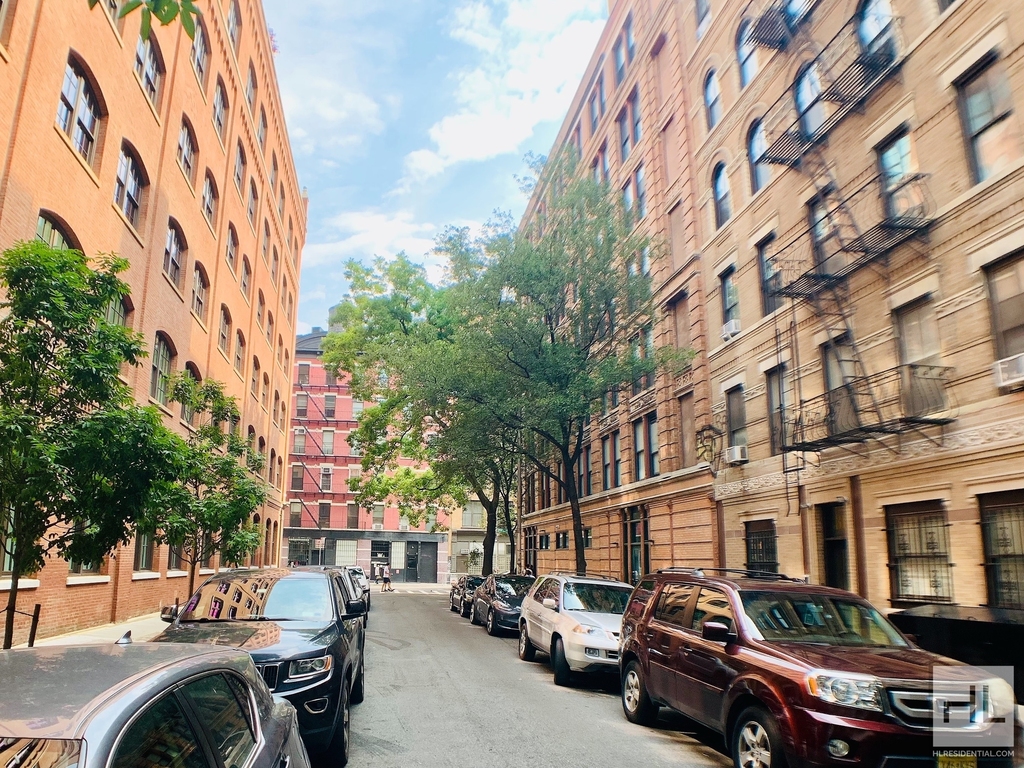 Mott Street - Photo 0