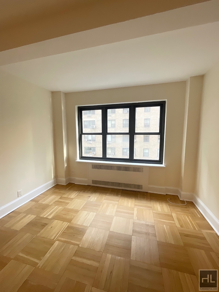 East 56 Street - Photo 1