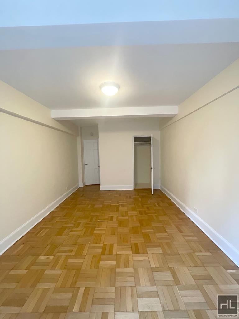 East 56 Street - Photo 6