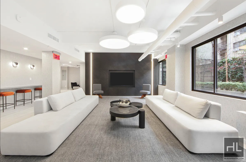 East 51st Street - Photo 9