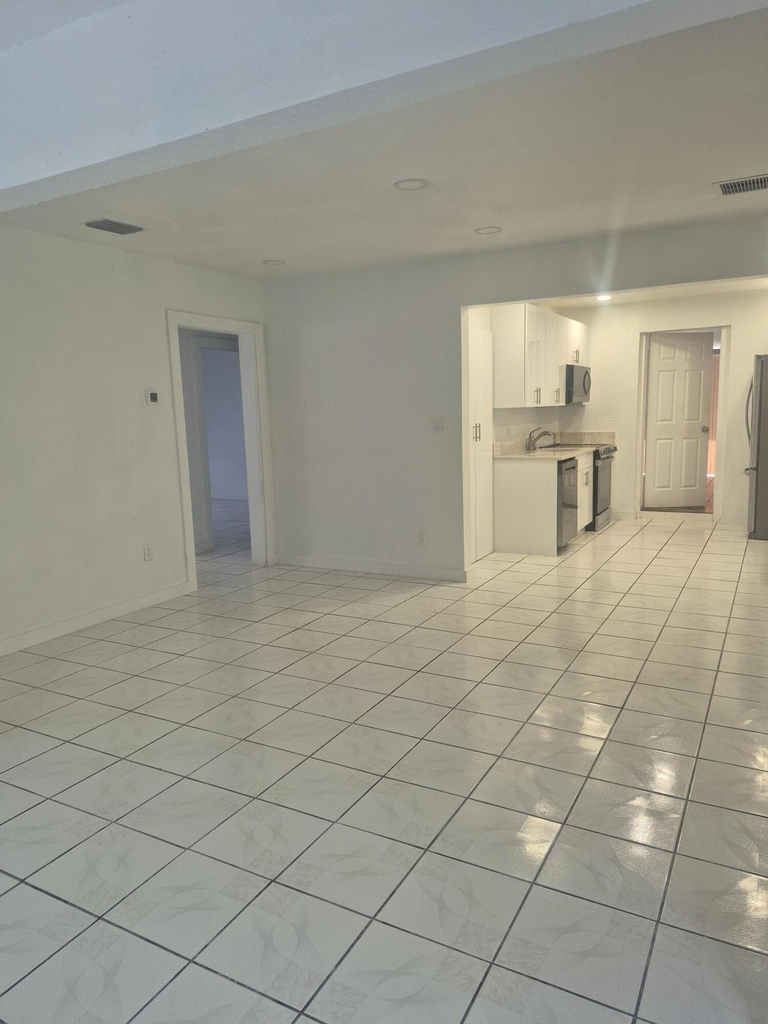 432 Forest Hill Boulevard - Photo 3