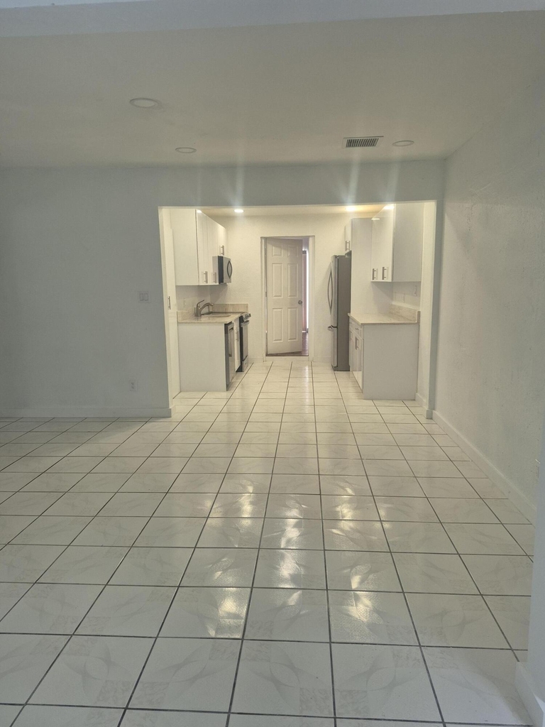 432 Forest Hill Boulevard - Photo 2