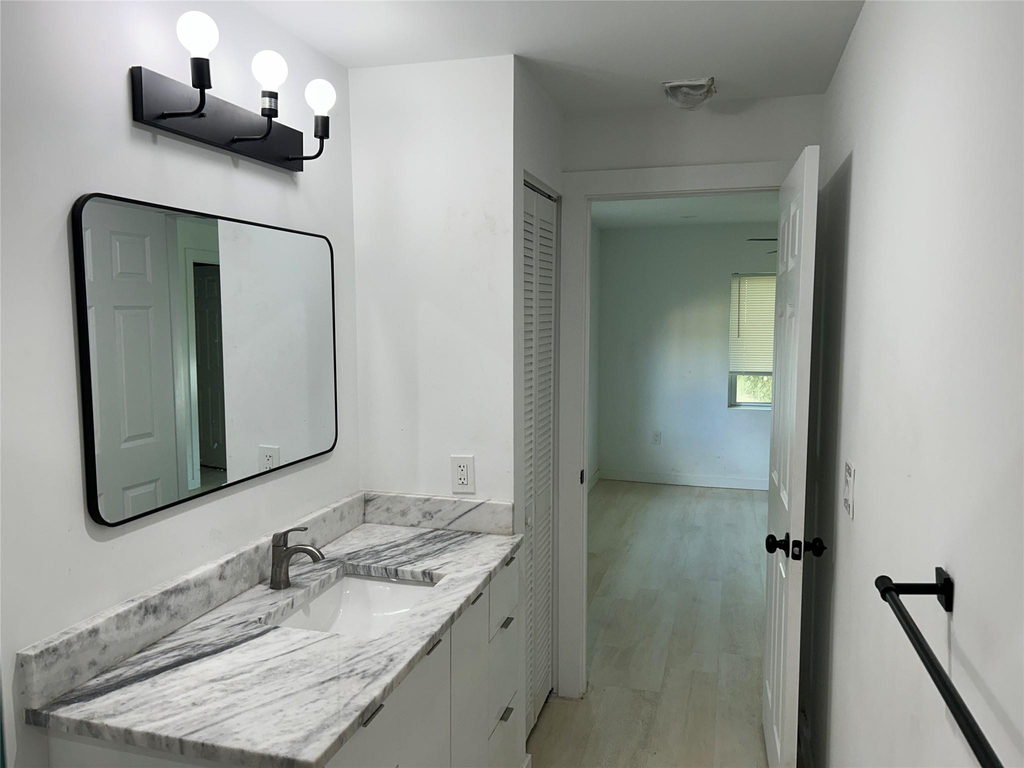 1117 Ne 5th Avenue - Photo 3