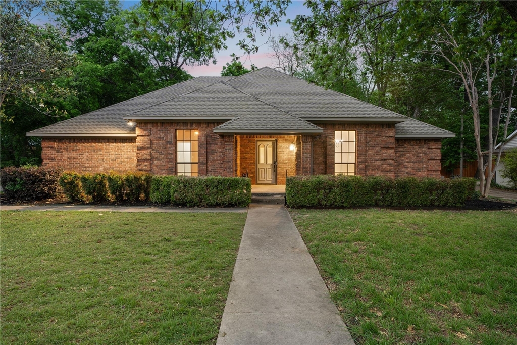 306 Westpark Drive N - Photo 0