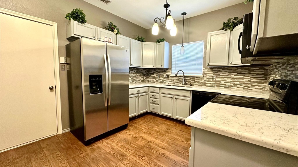 1402 Peregrine Street - Photo 4