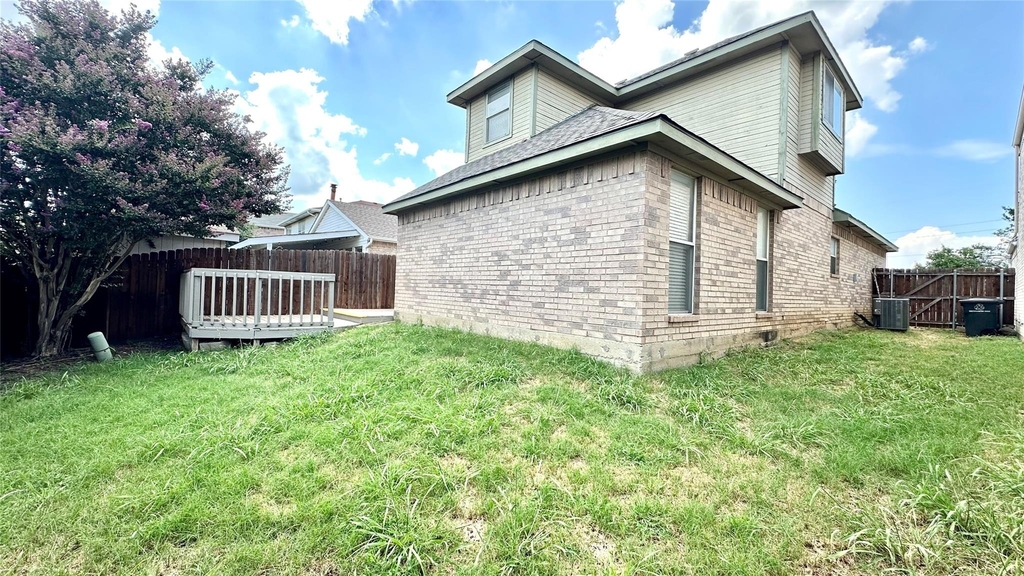 1402 Peregrine Street - Photo 3