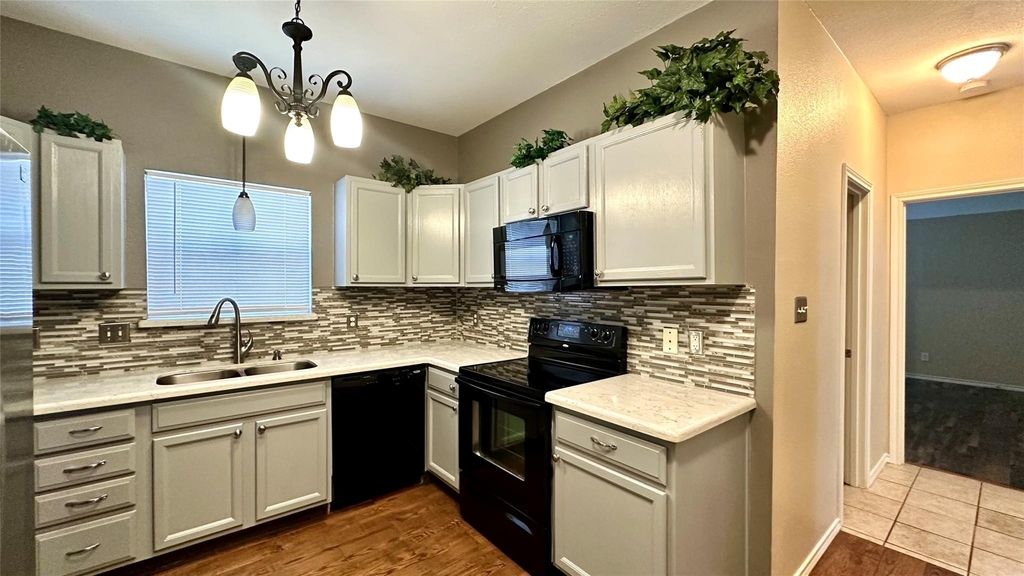 1402 Peregrine Street - Photo 7