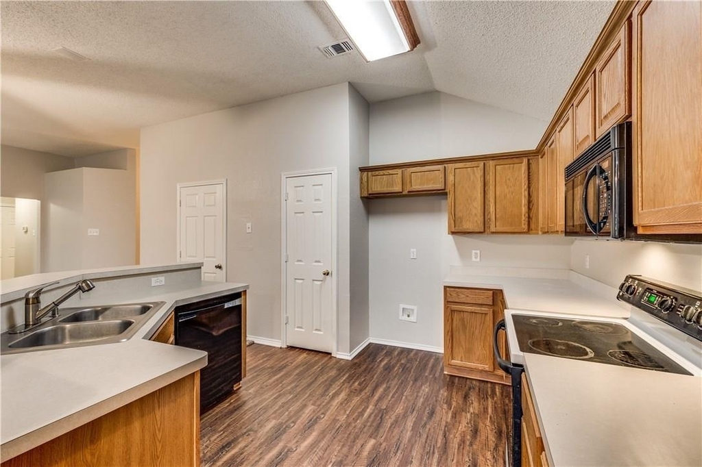 1712 Prescott Drive - Photo 3