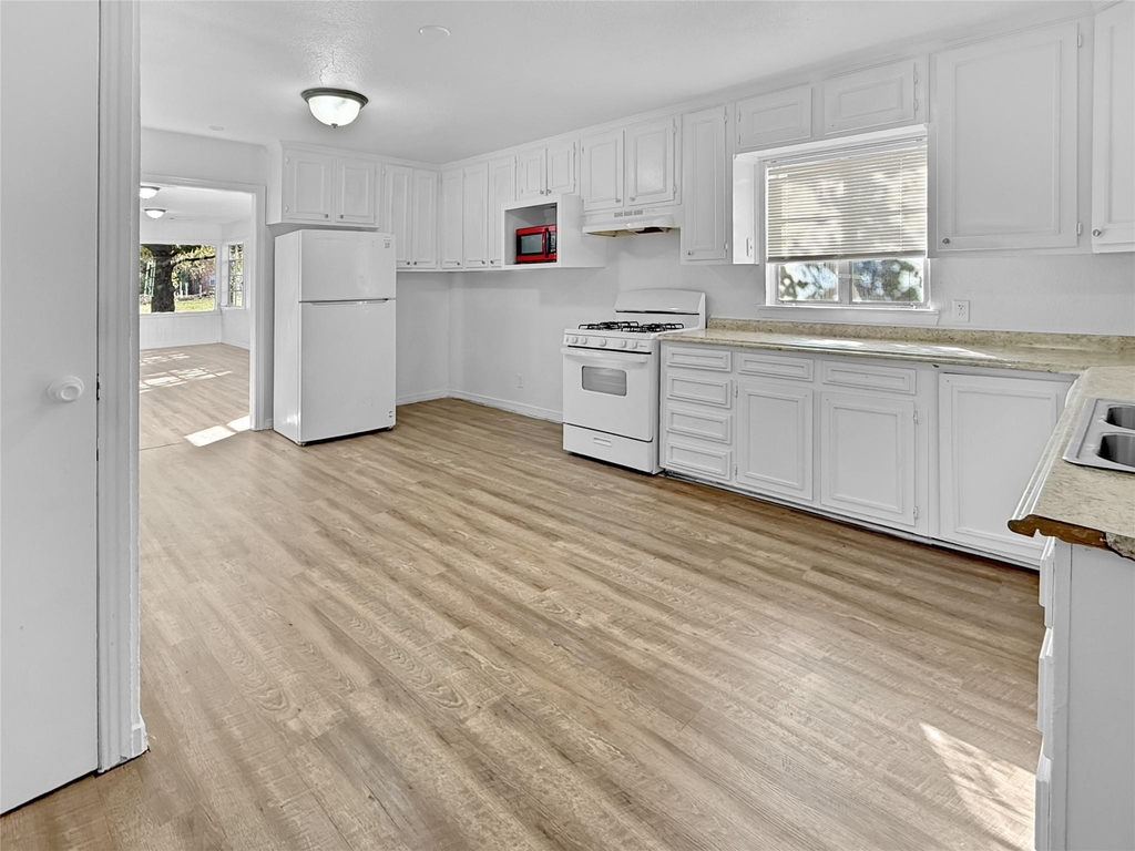 1009 E 11th Street - Photo 4
