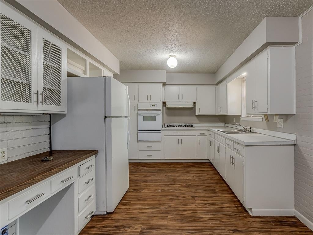 3301 Greenbrier Terrace - Photo 2