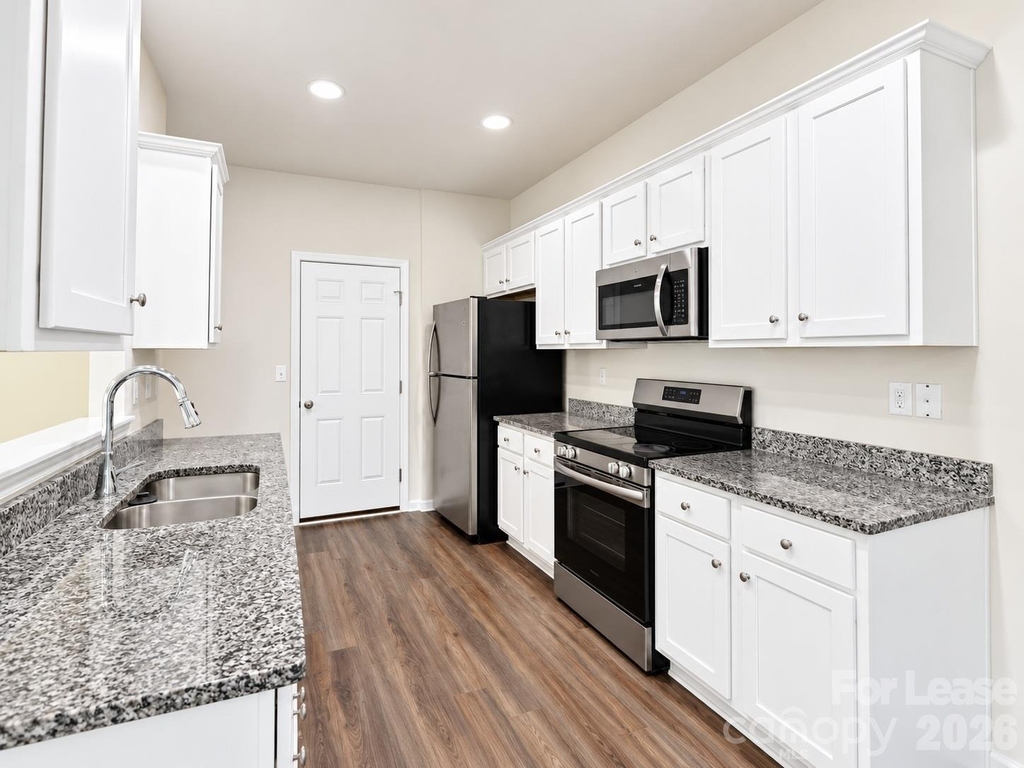 914 Battleground Avenue - Photo 4