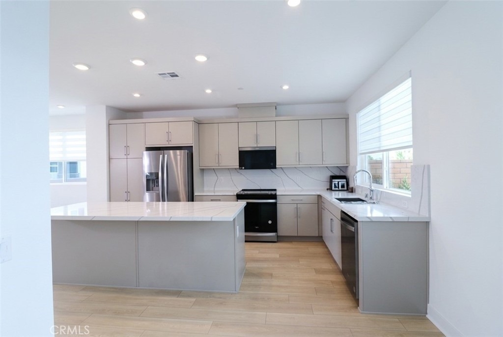 681 S Lyon St - Photo 4