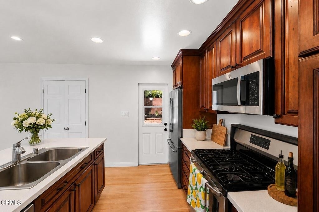 22901 Leadwell Street - Photo 16