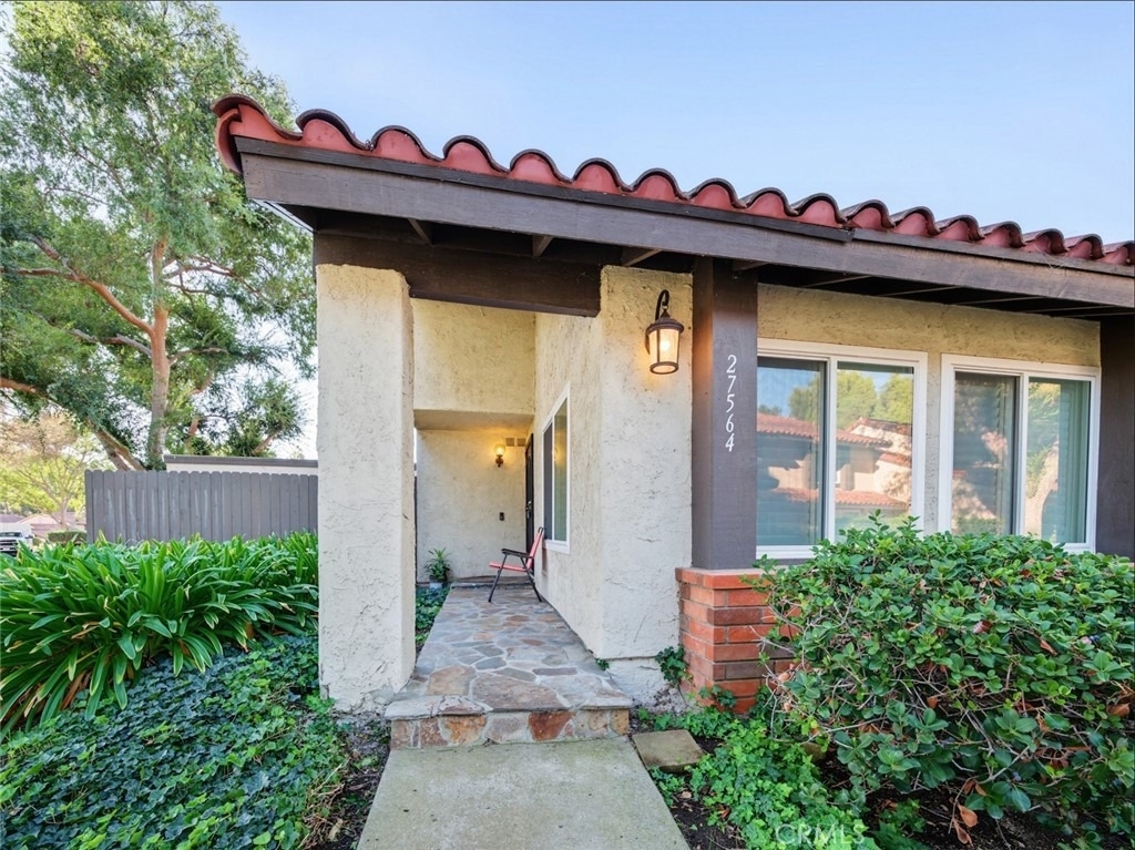 27564 Rondell - Photo 2