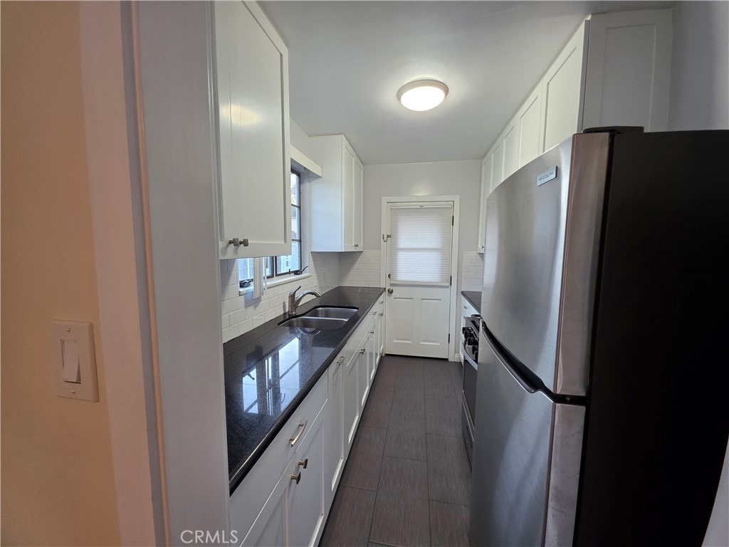 581 Levering Avenue - Photo 4