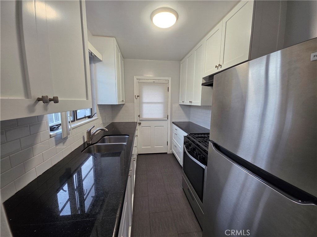581 Levering Avenue - Photo 5