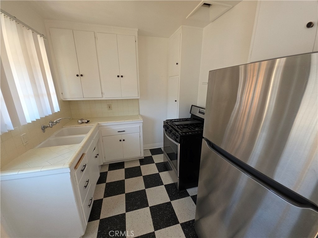 575 Levering Avenue - Photo 7