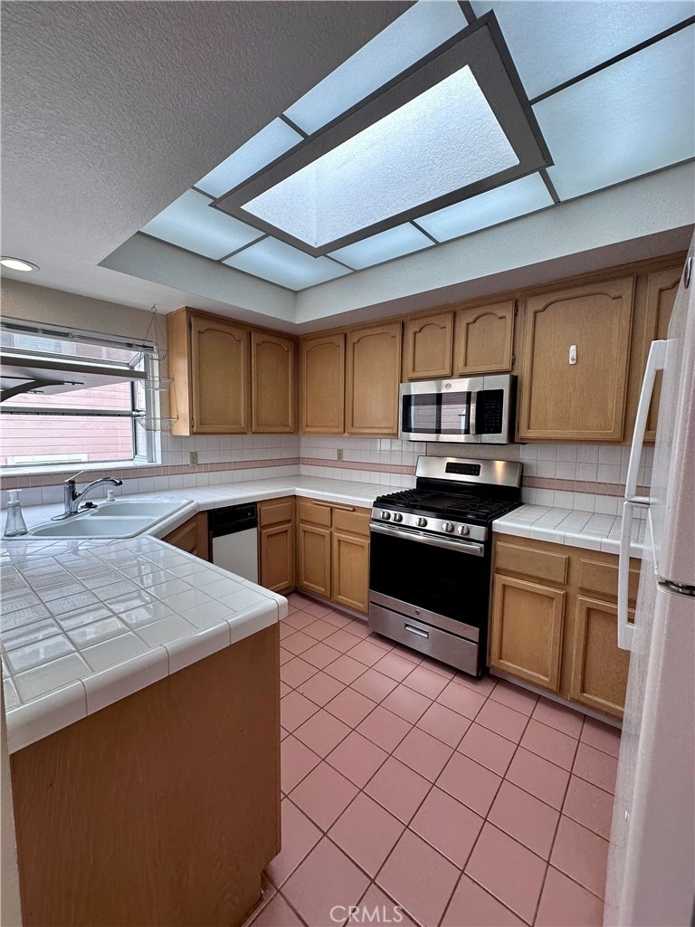 320 N Catalina Avenue - Photo 10