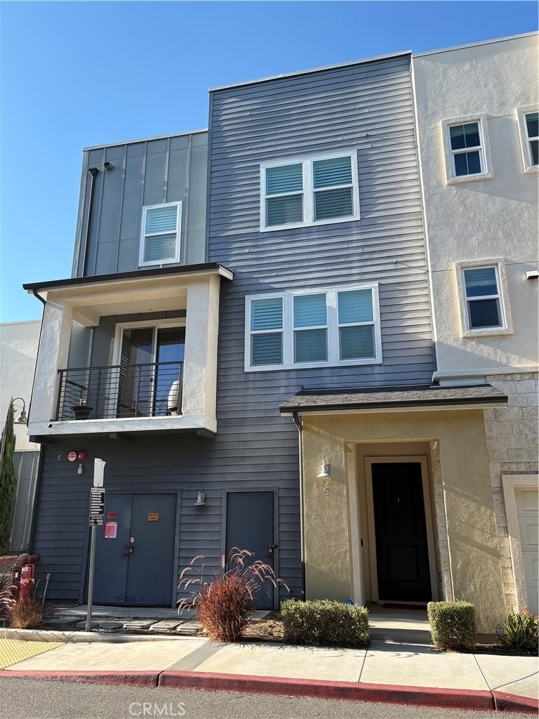 1422 N Harbor - Photo 0
