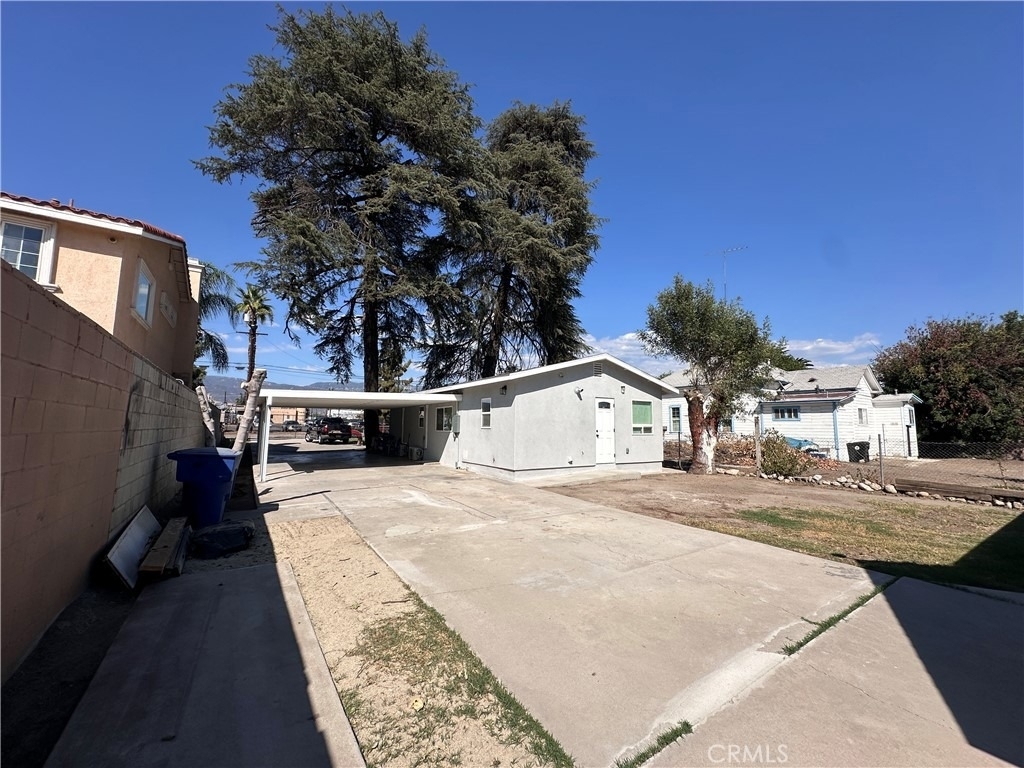 1025 W 11th St - Photo 8