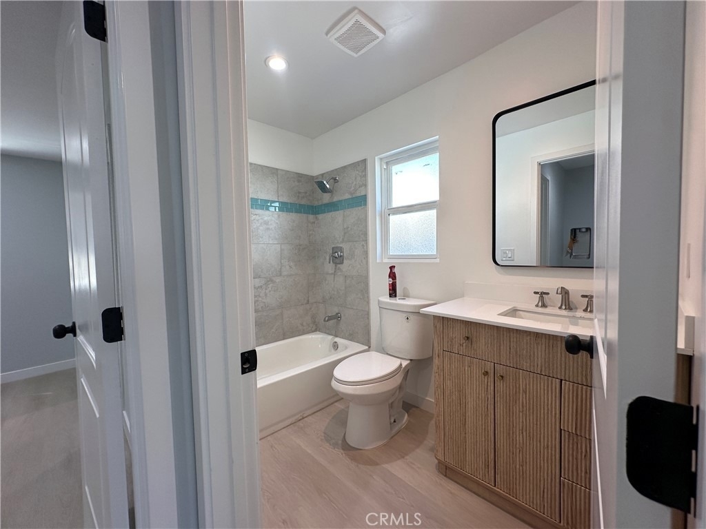1025 W 11th St - Photo 5