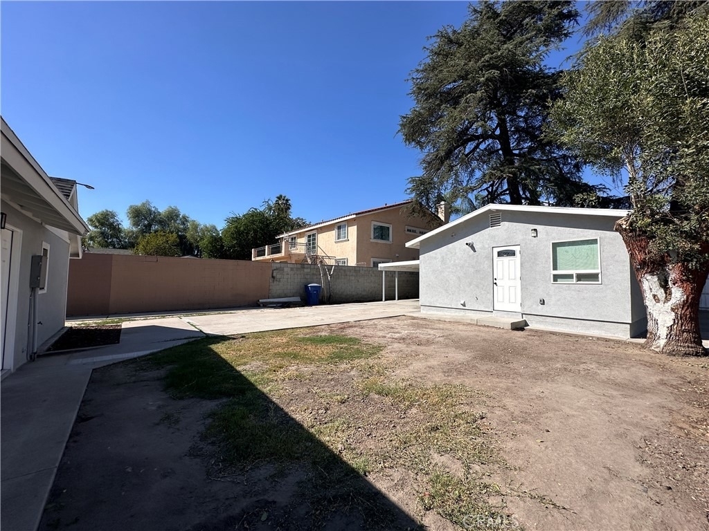 1025 W 11th - Photo 10