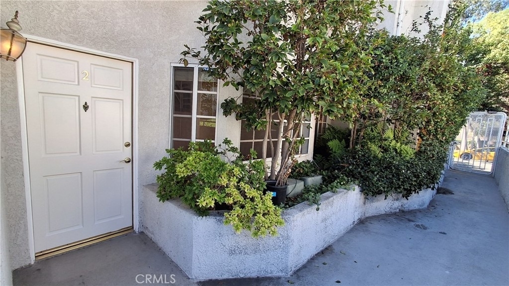 1328 N Columbus Avenue - Photo 1