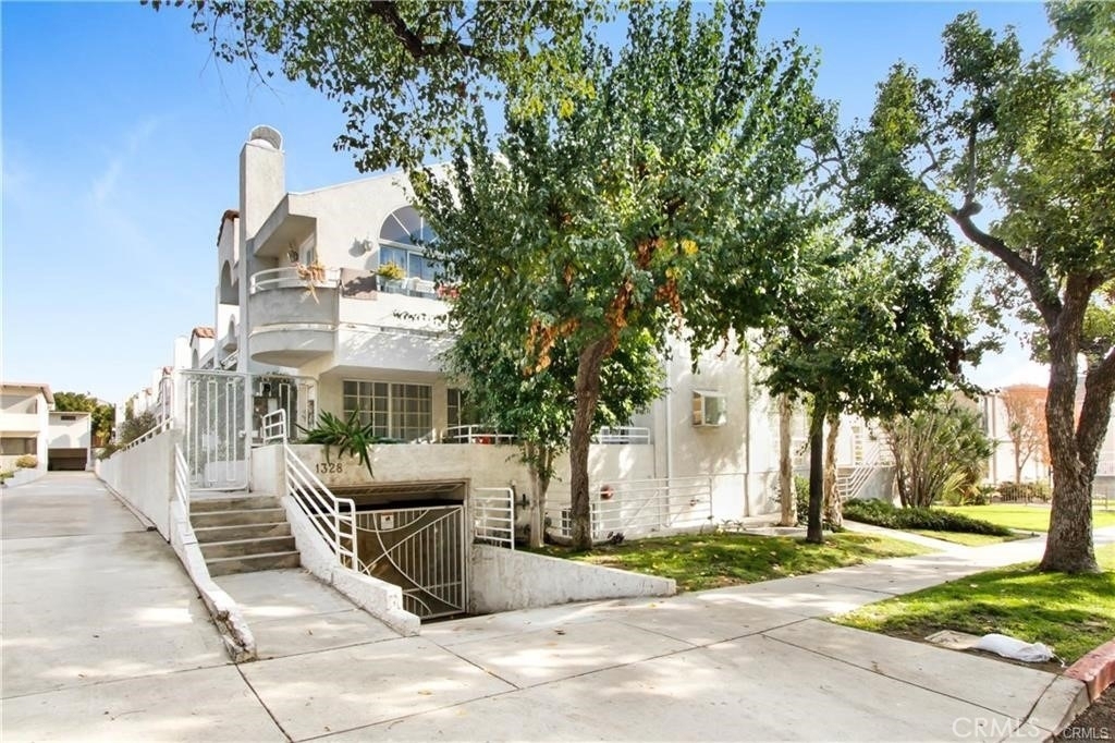 1328 N Columbus Avenue - Photo 0
