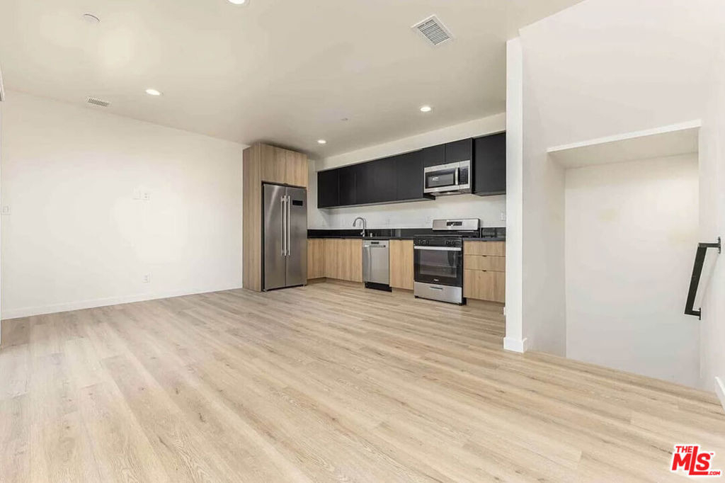 2101 S Burnside Avenue - Photo 1