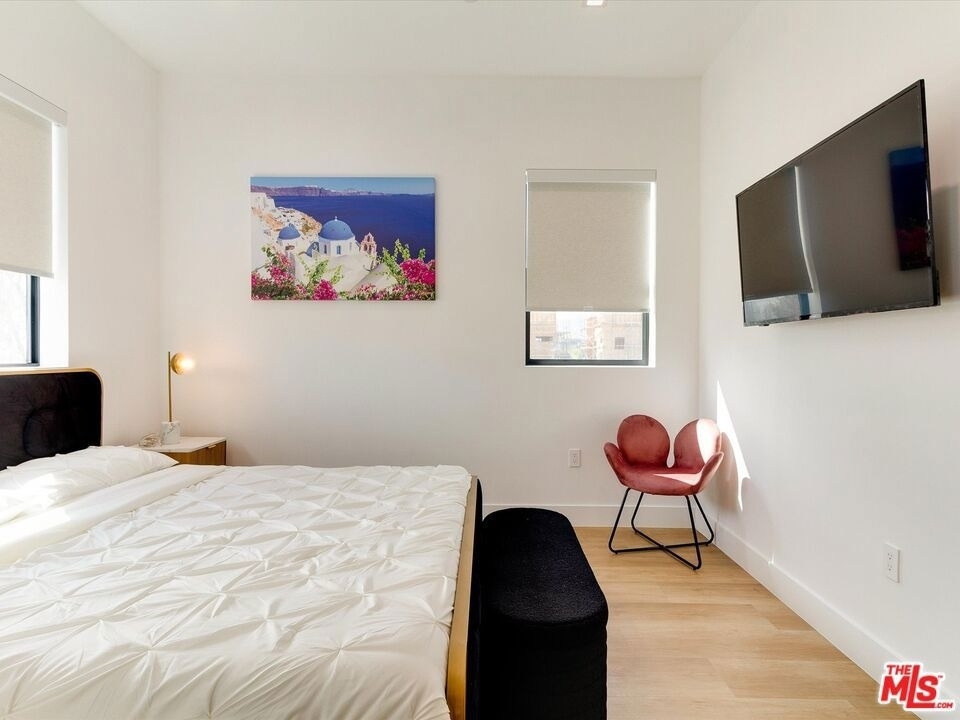 2815 1/2 S Redondo Boulevard - Photo 24