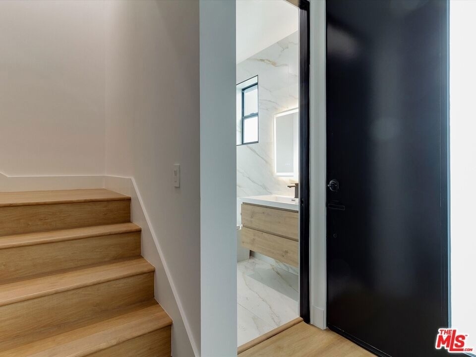 2815 1/2 S Redondo Boulevard - Photo 2