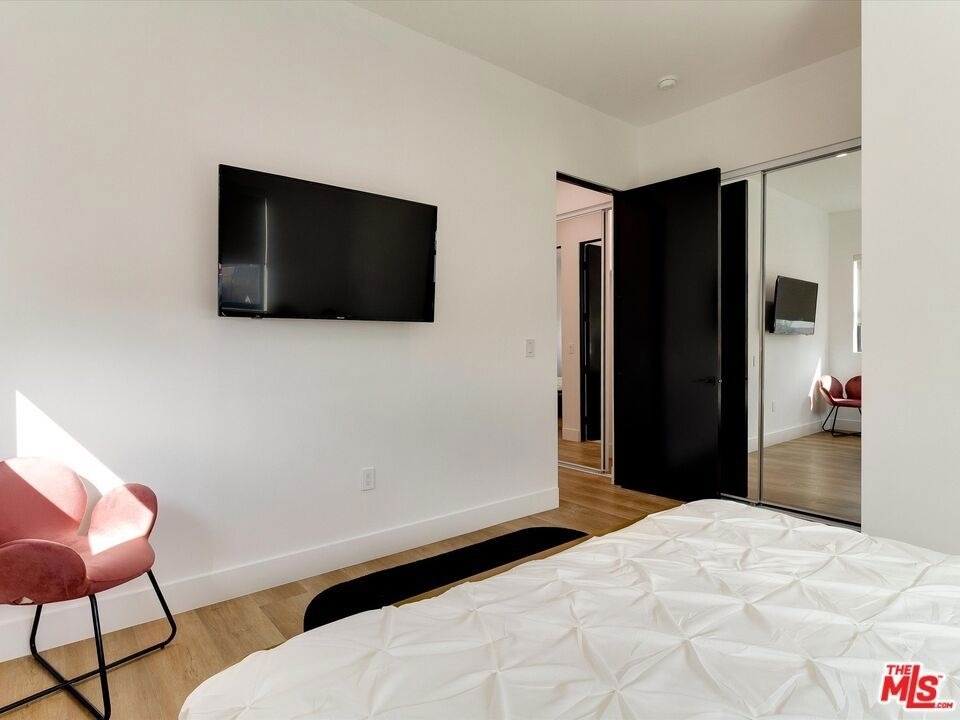 2815 1/2 S Redondo Boulevard - Photo 23