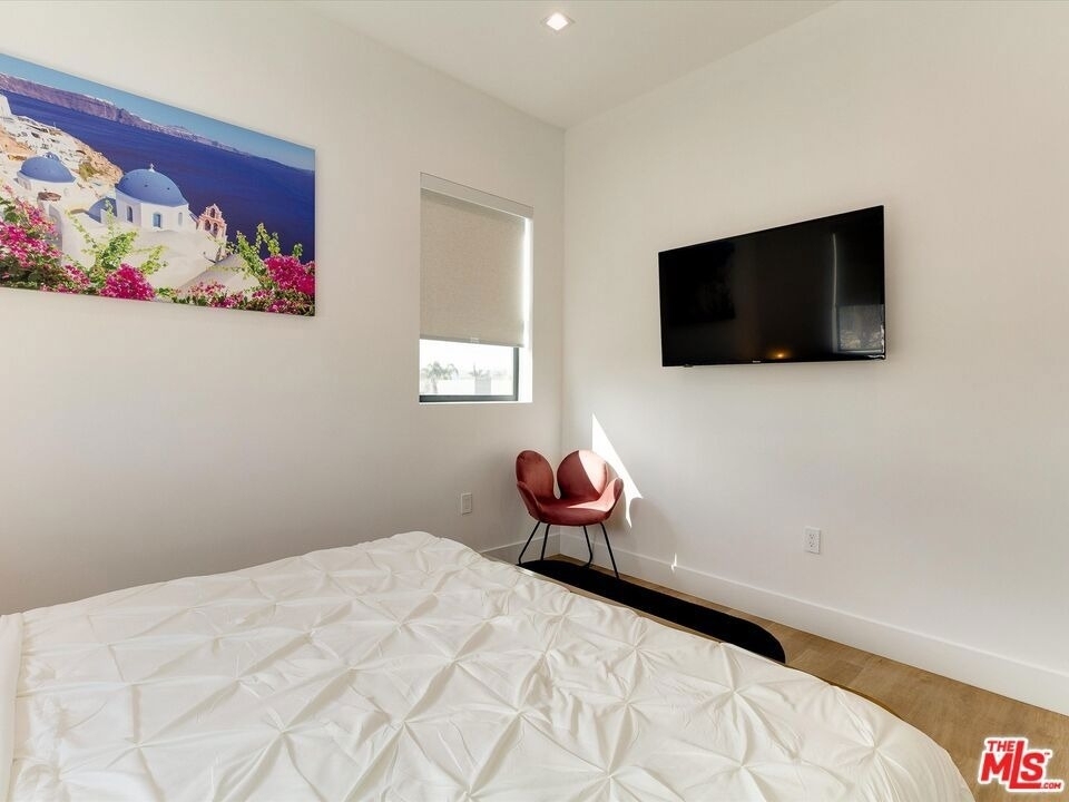 2815 1/2 S Redondo Boulevard - Photo 25