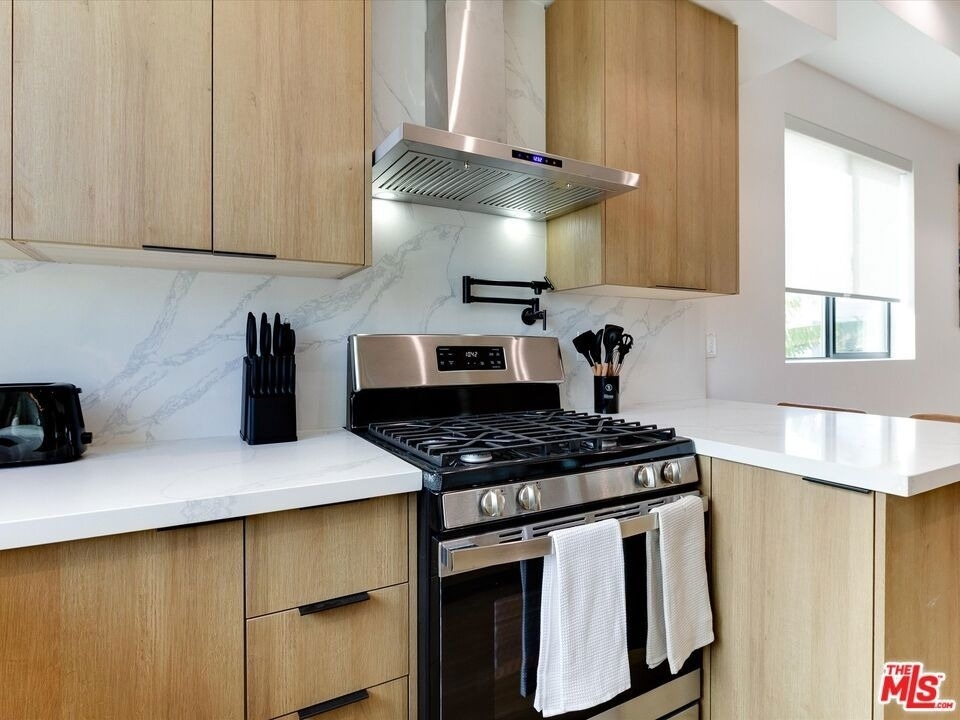 2815 1/2 S Redondo Boulevard - Photo 12