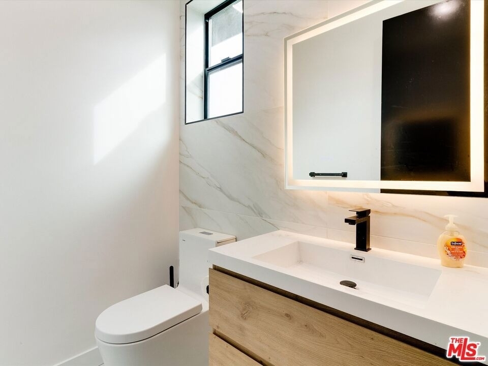 2815 1/2 S Redondo Boulevard - Photo 5
