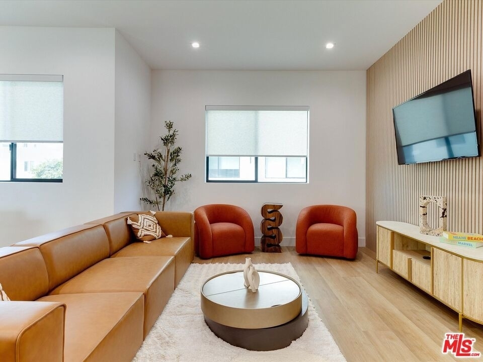 2815 1/2 S Redondo Boulevard - Photo 7
