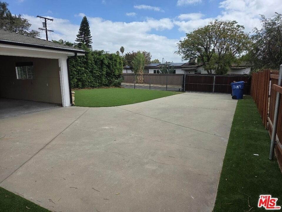 8519 Yolanda Avenue - Photo 17