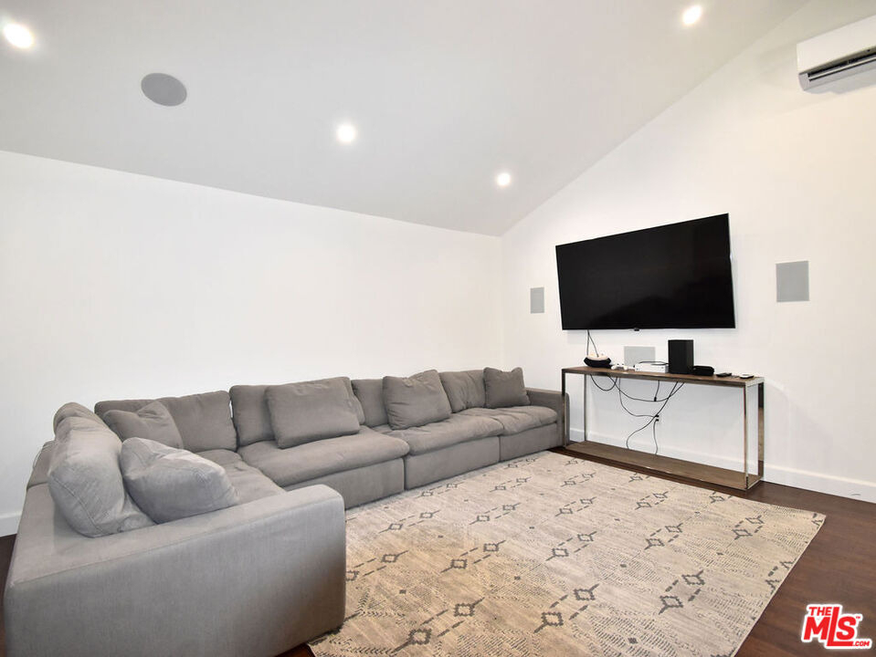 23005 Oxnard Street - Photo 14