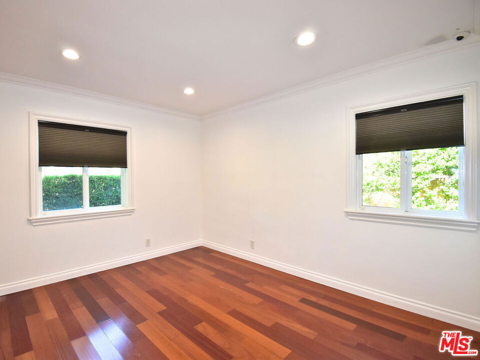 23005 Oxnard Street - Photo 33
