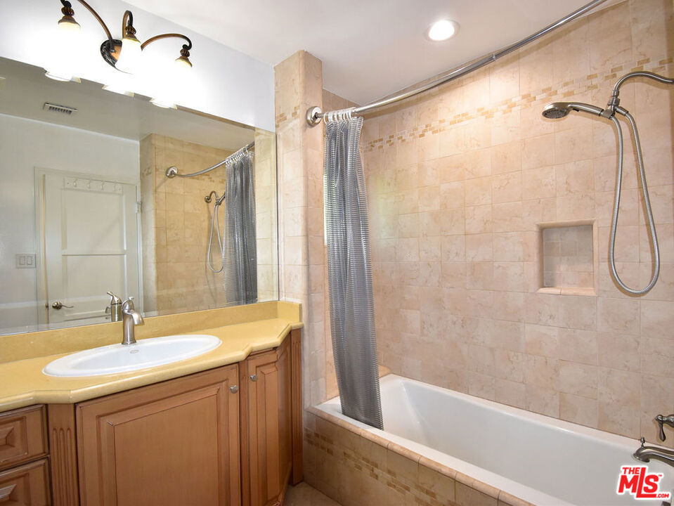 23005 Oxnard Street - Photo 20