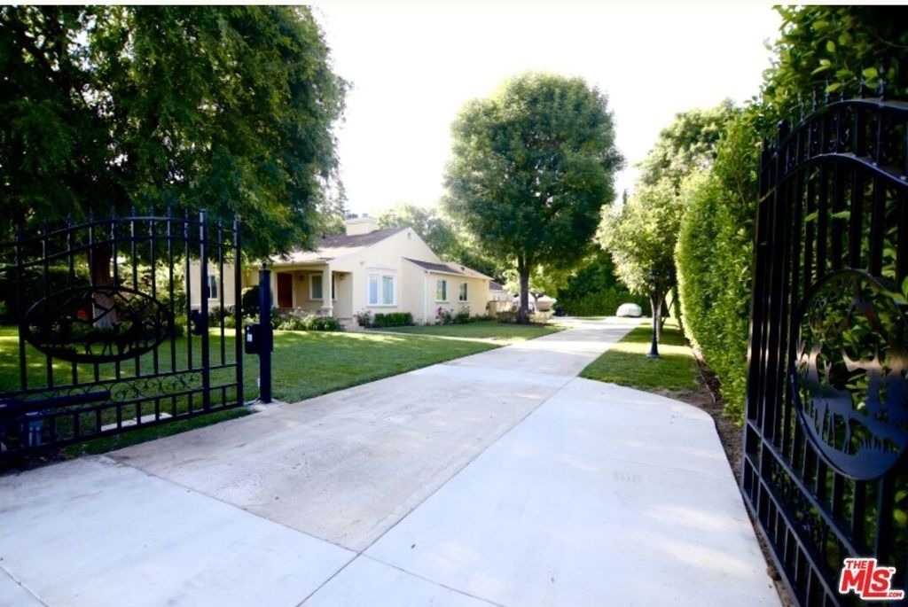23005 Oxnard Street - Photo 2