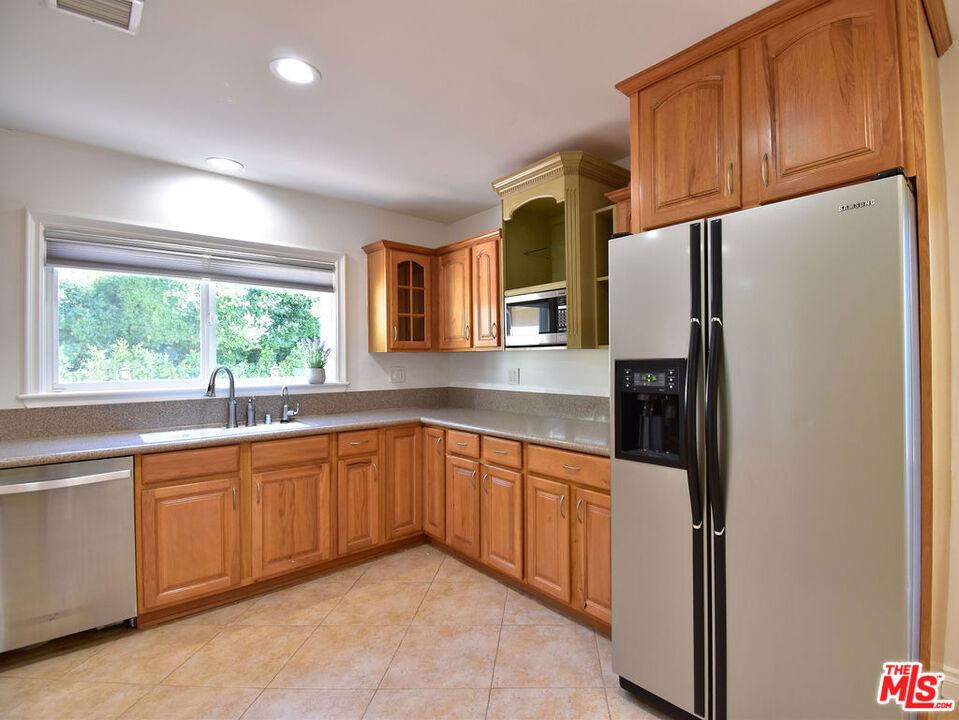 23005 Oxnard Street - Photo 22