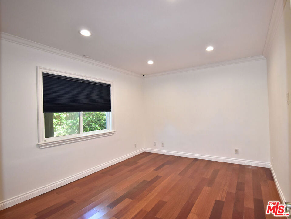 23005 Oxnard Street - Photo 31