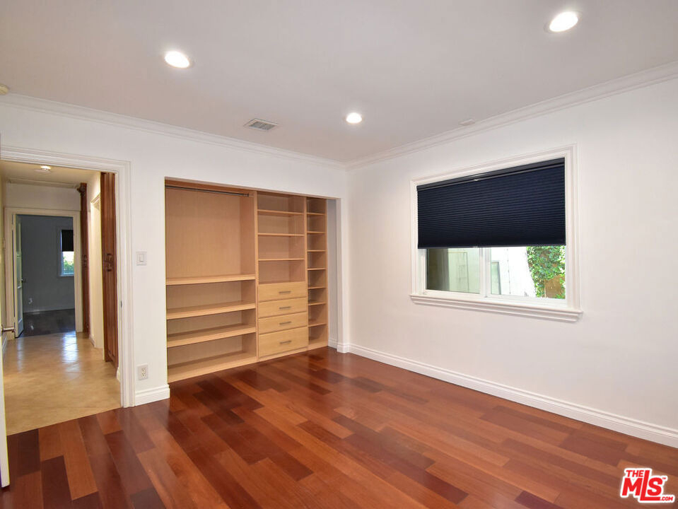 23005 Oxnard Street - Photo 32